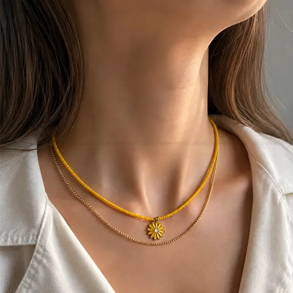 گردنبند زنانه طرح گل زرد